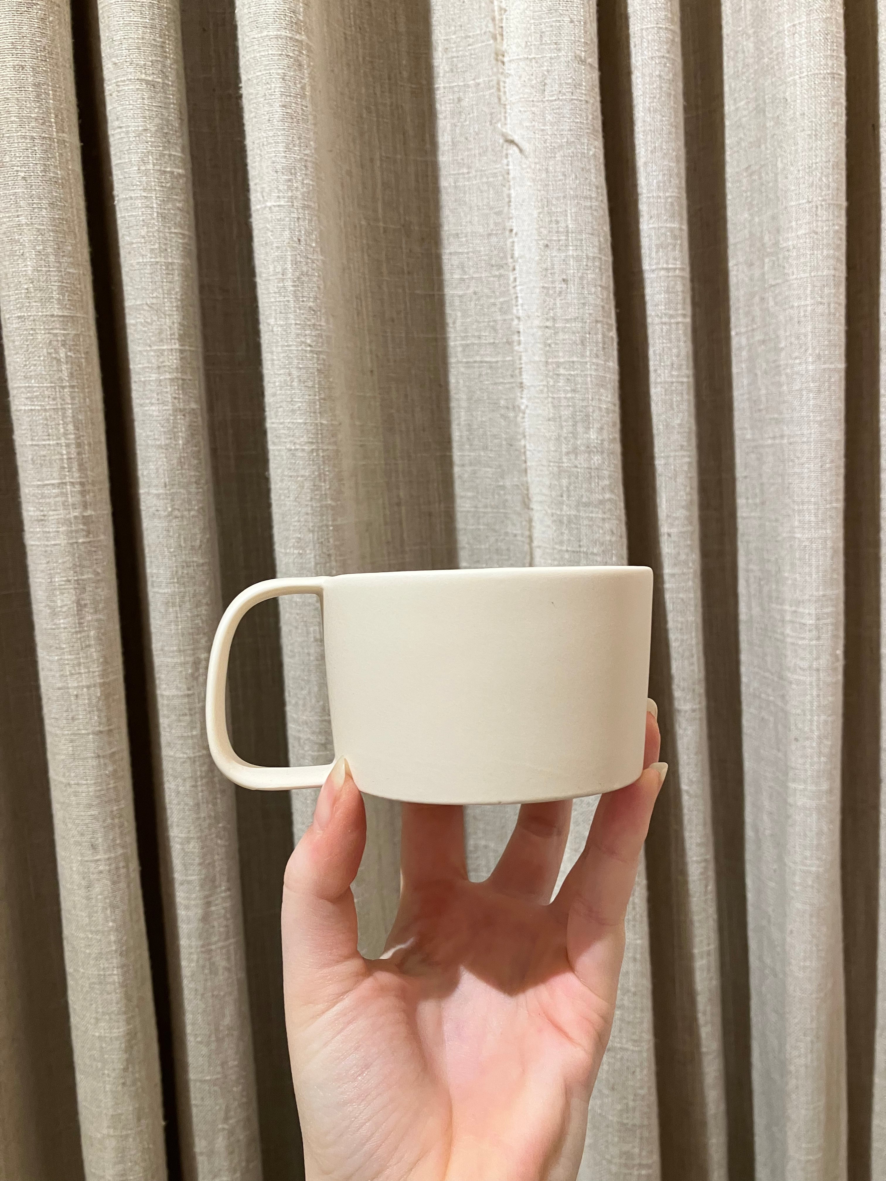 Cup in off-white with handle