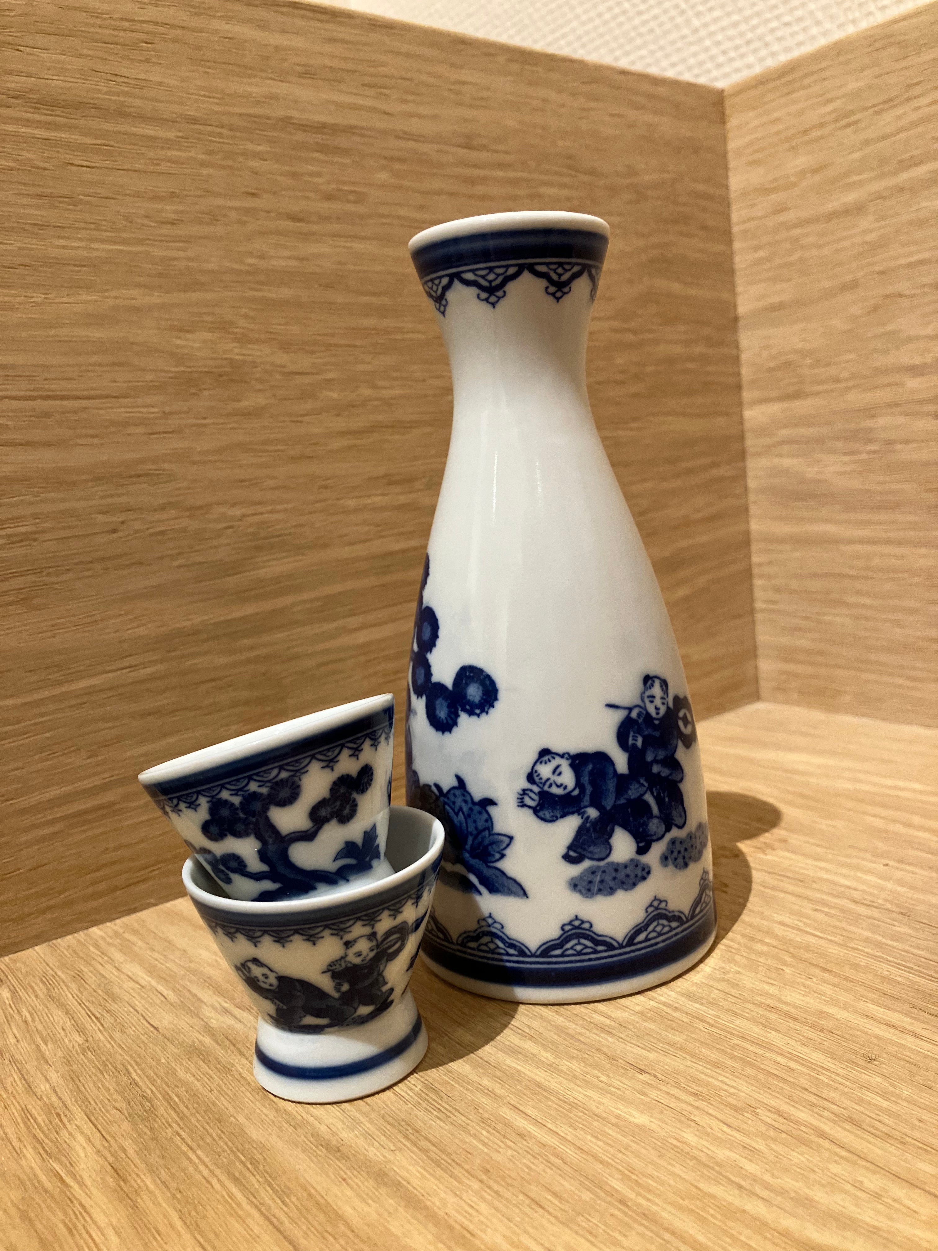 Sake cups with blue Japanese motif