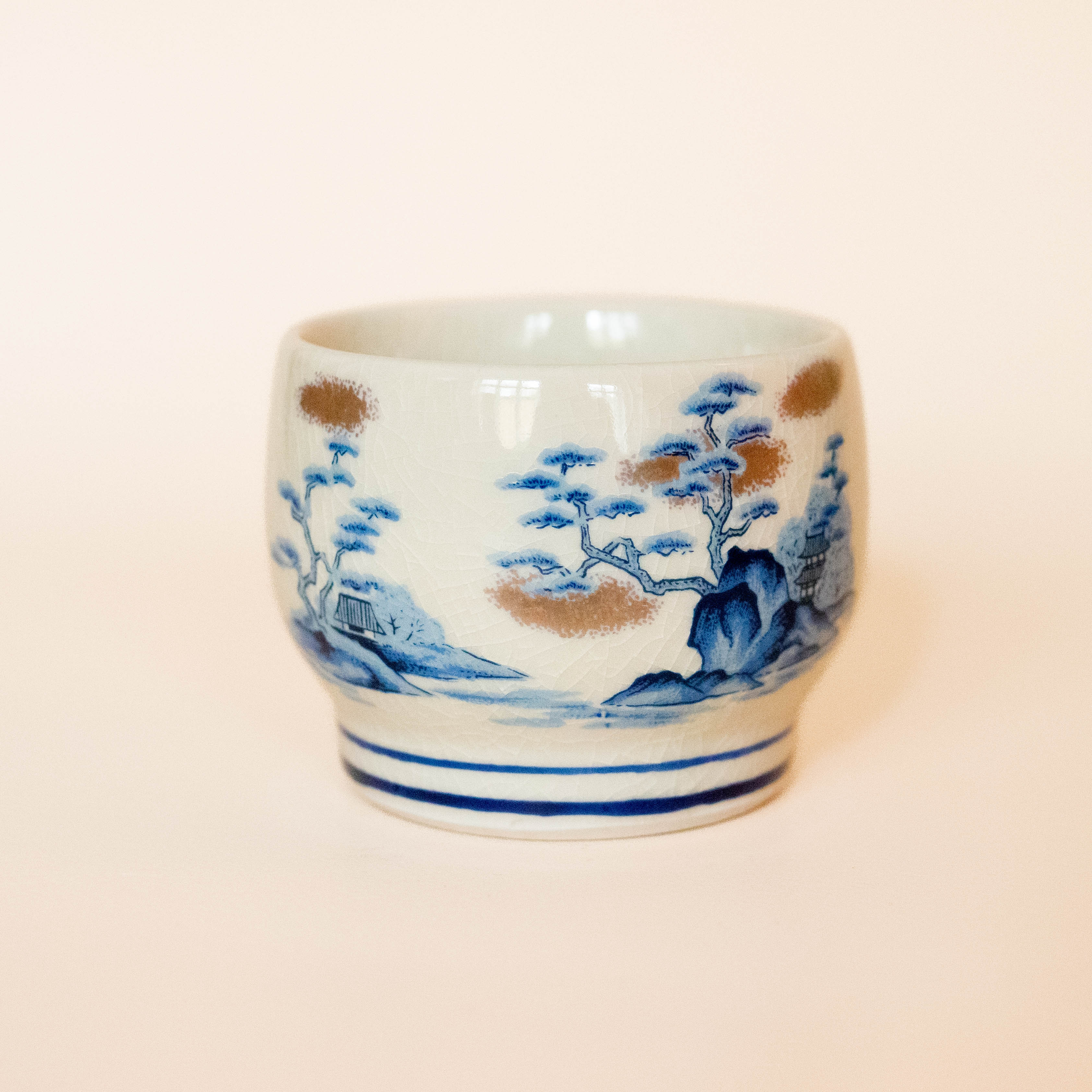 Small bowl with Japanese motifs and golden clouds