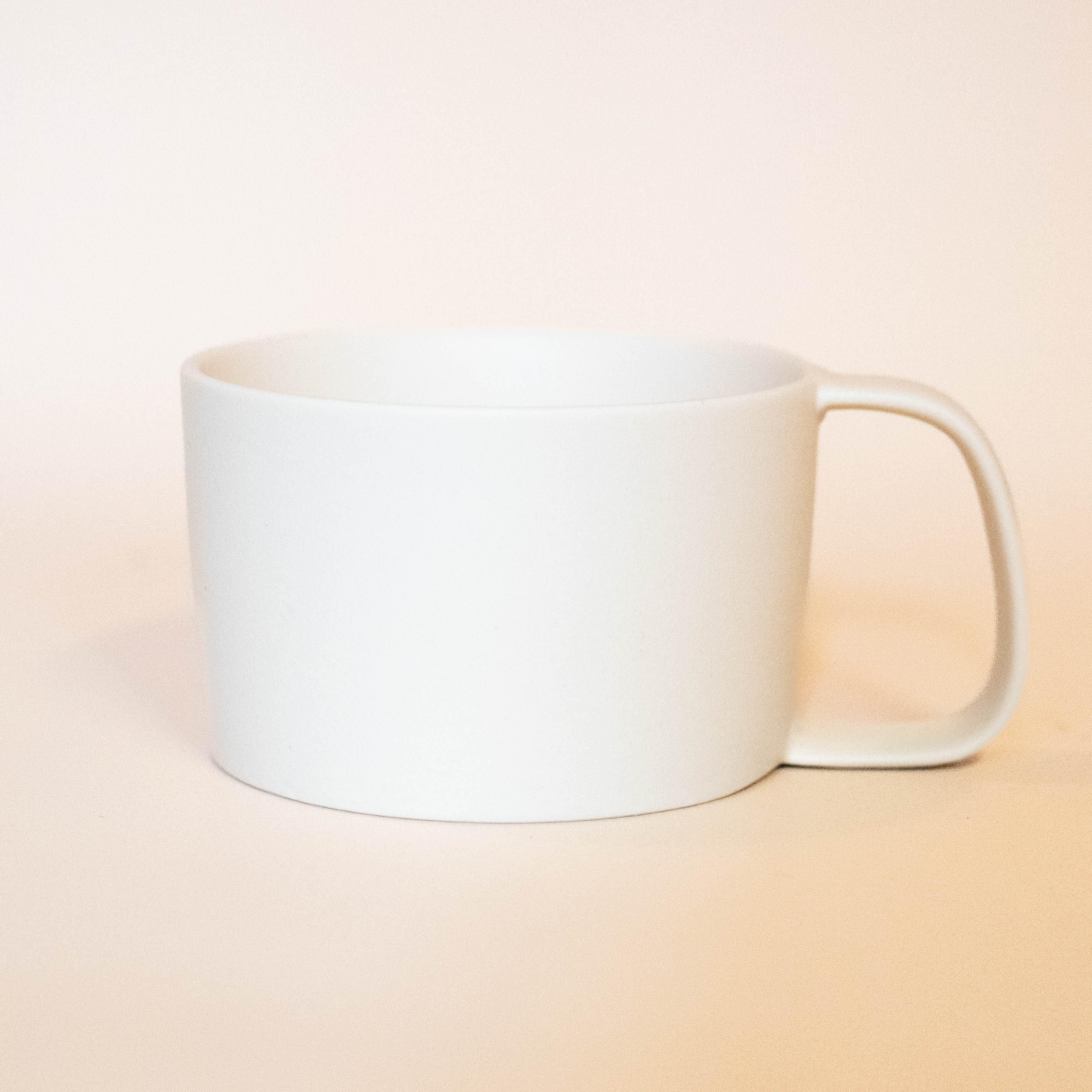 Cup in off-white with handle