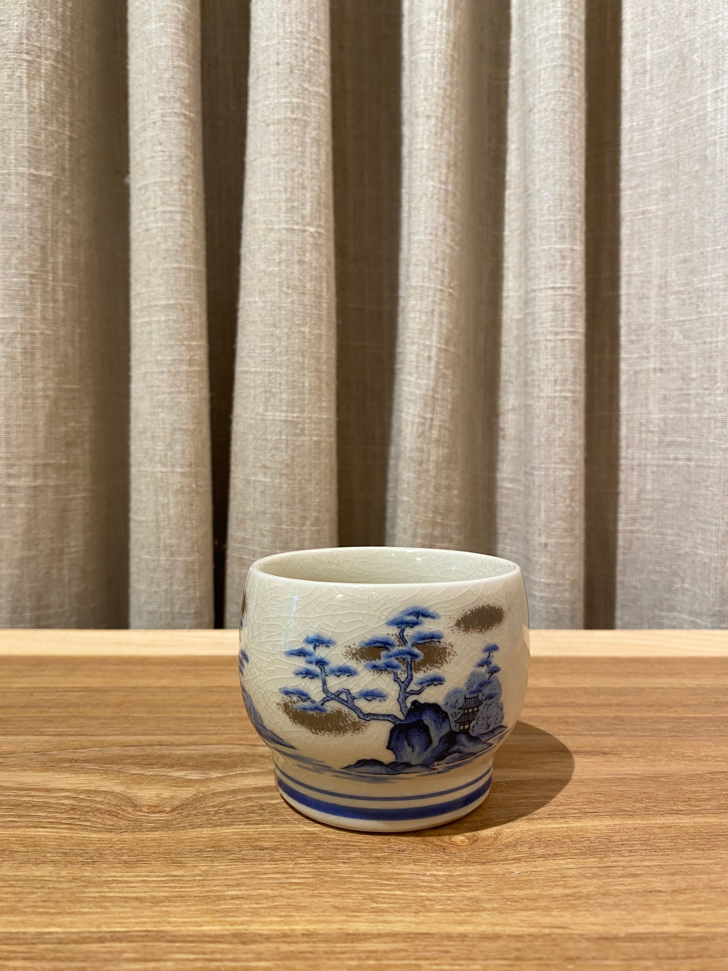 Small bowl with Japanese motifs and golden clouds