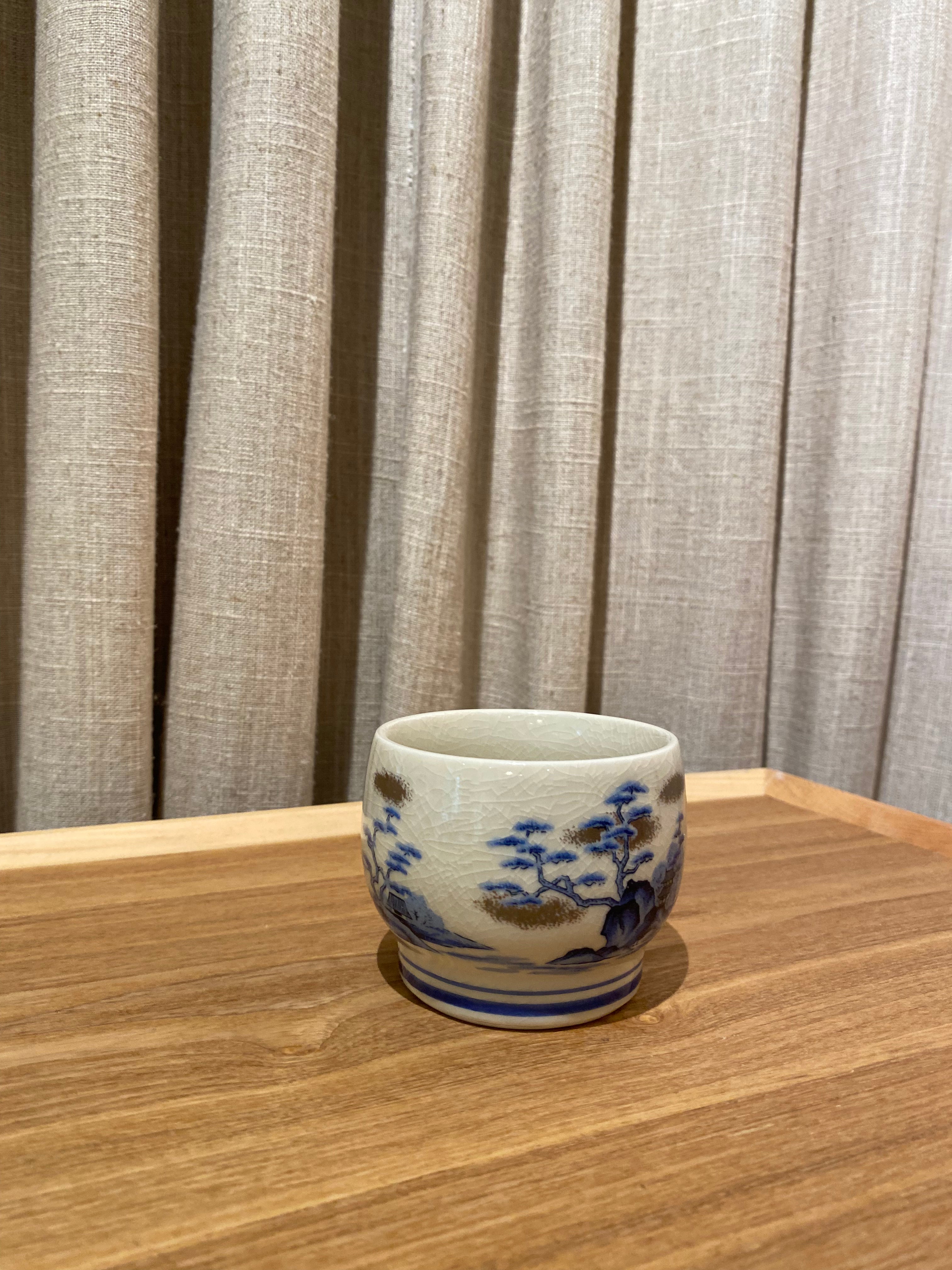 Small bowl with Japanese motifs and golden clouds