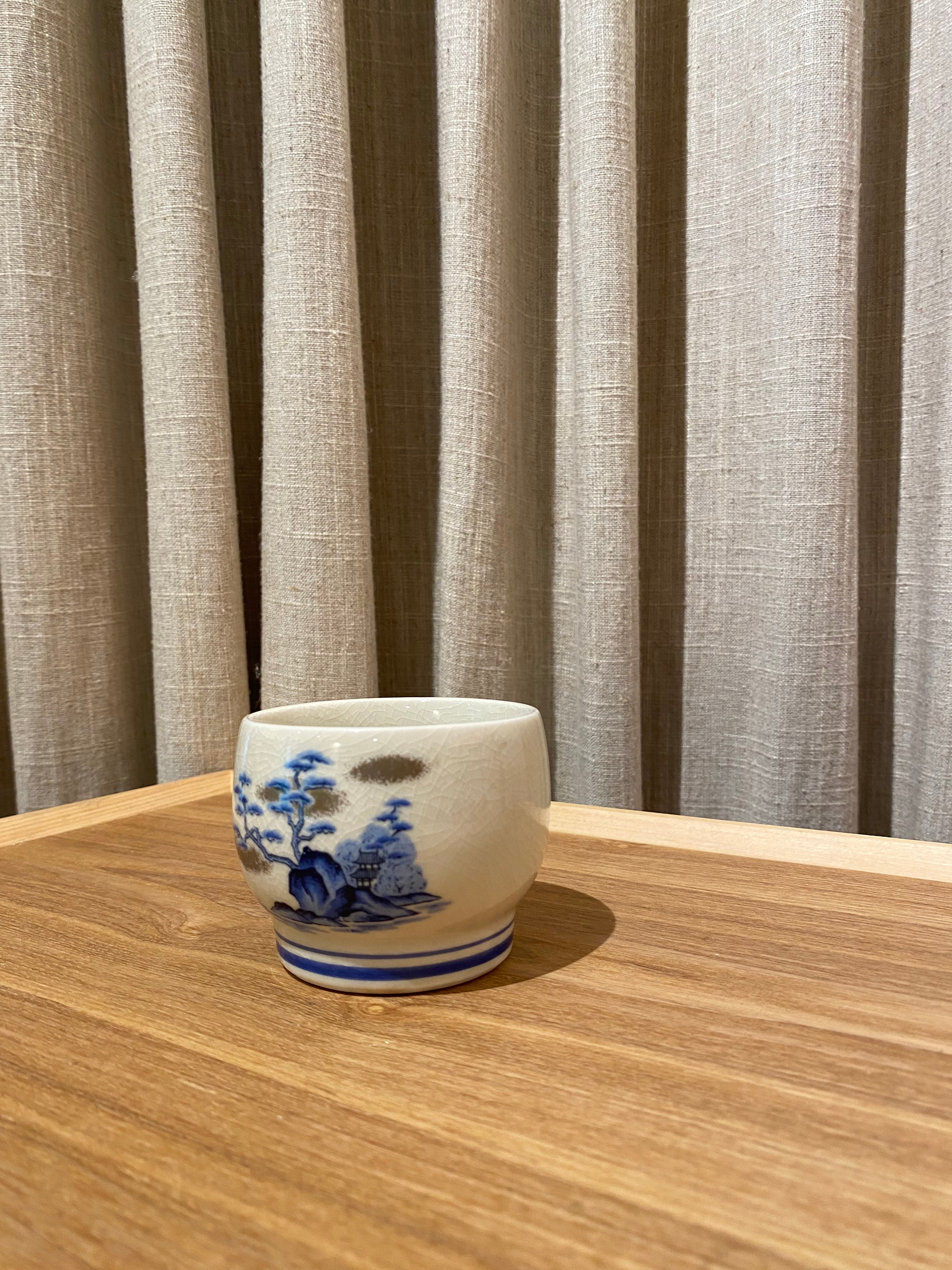 Small bowl with Japanese motifs and golden clouds