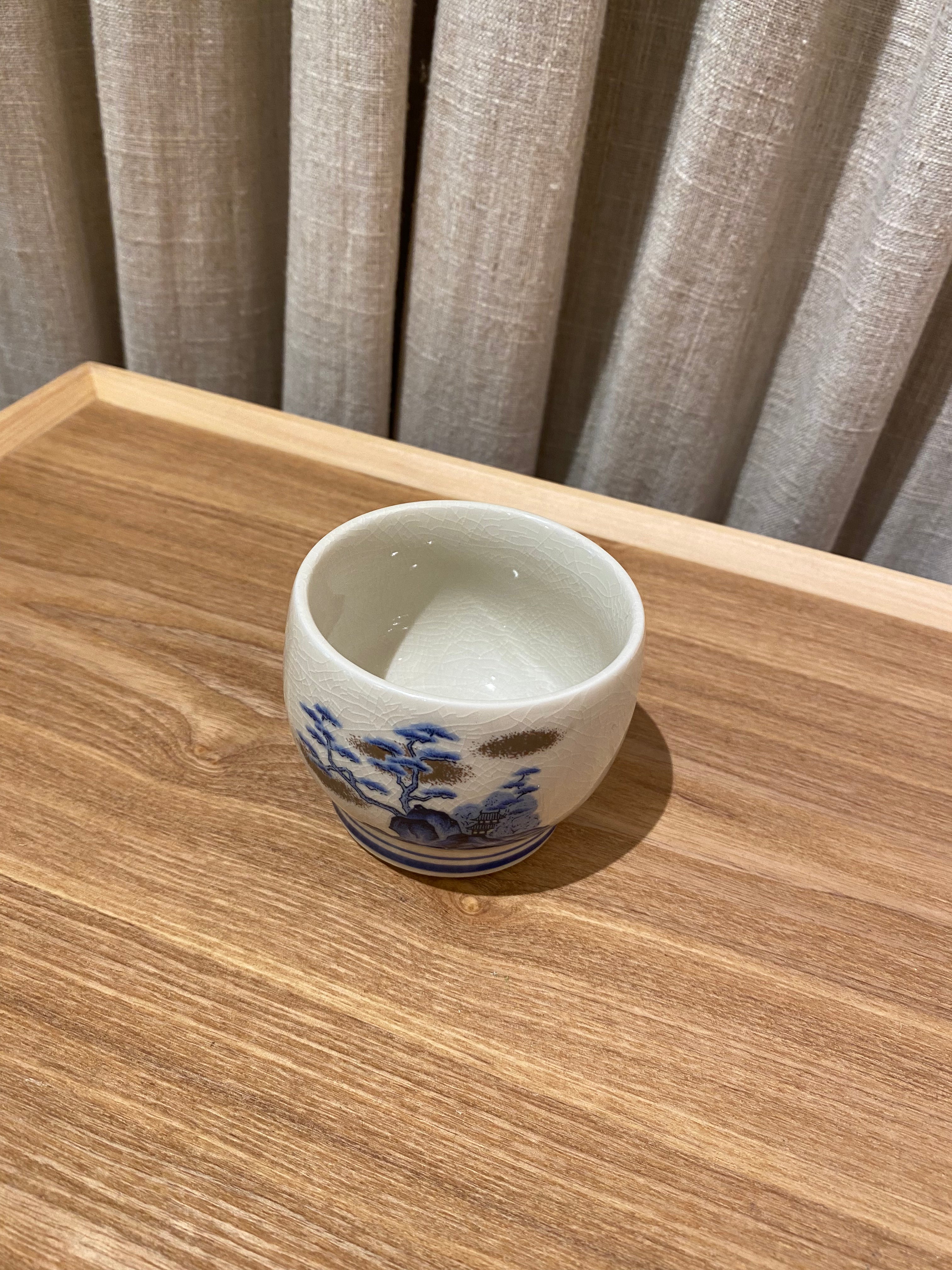 Small bowl with Japanese motifs and golden clouds