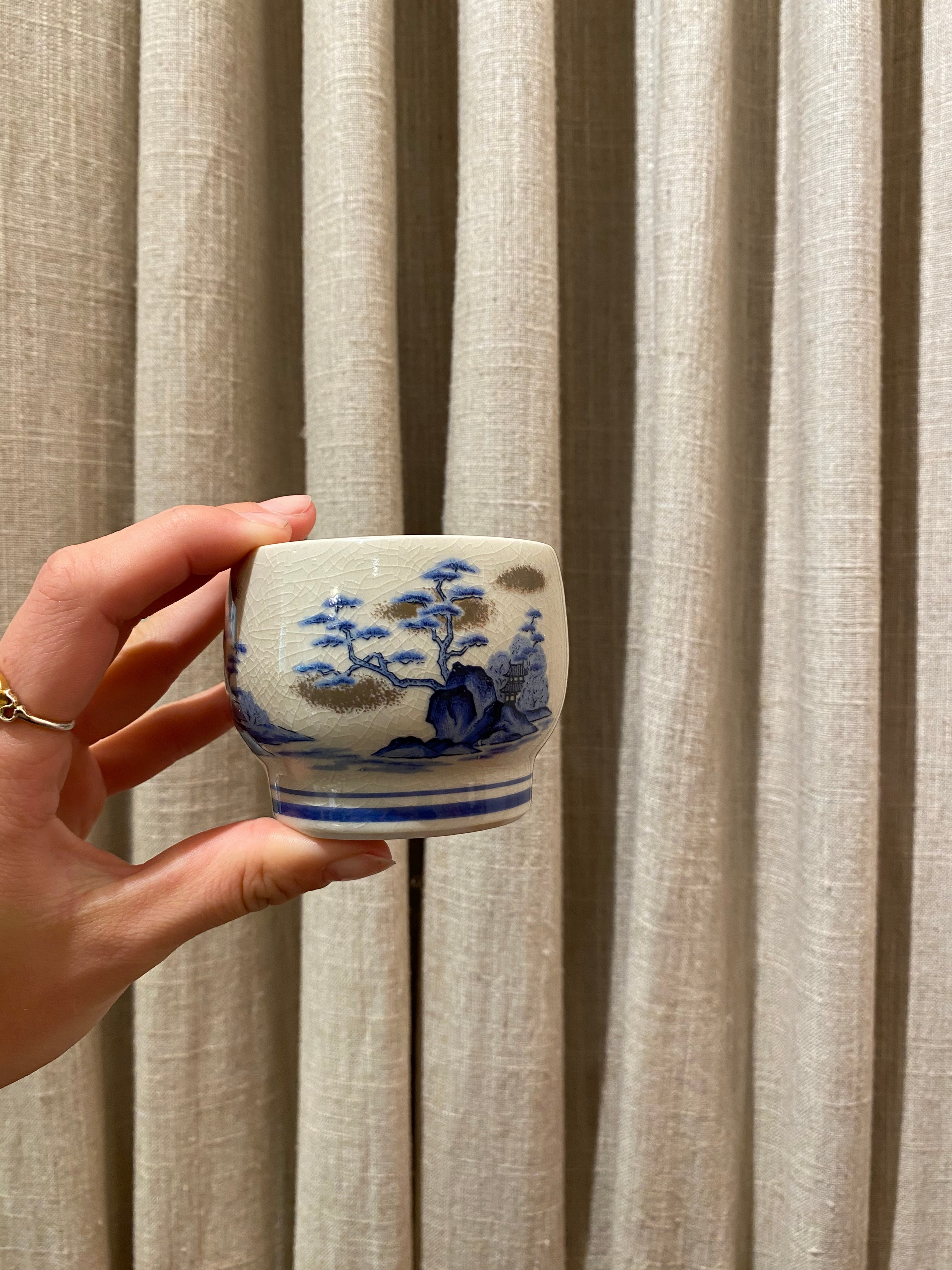 Small bowl with Japanese motifs and golden clouds