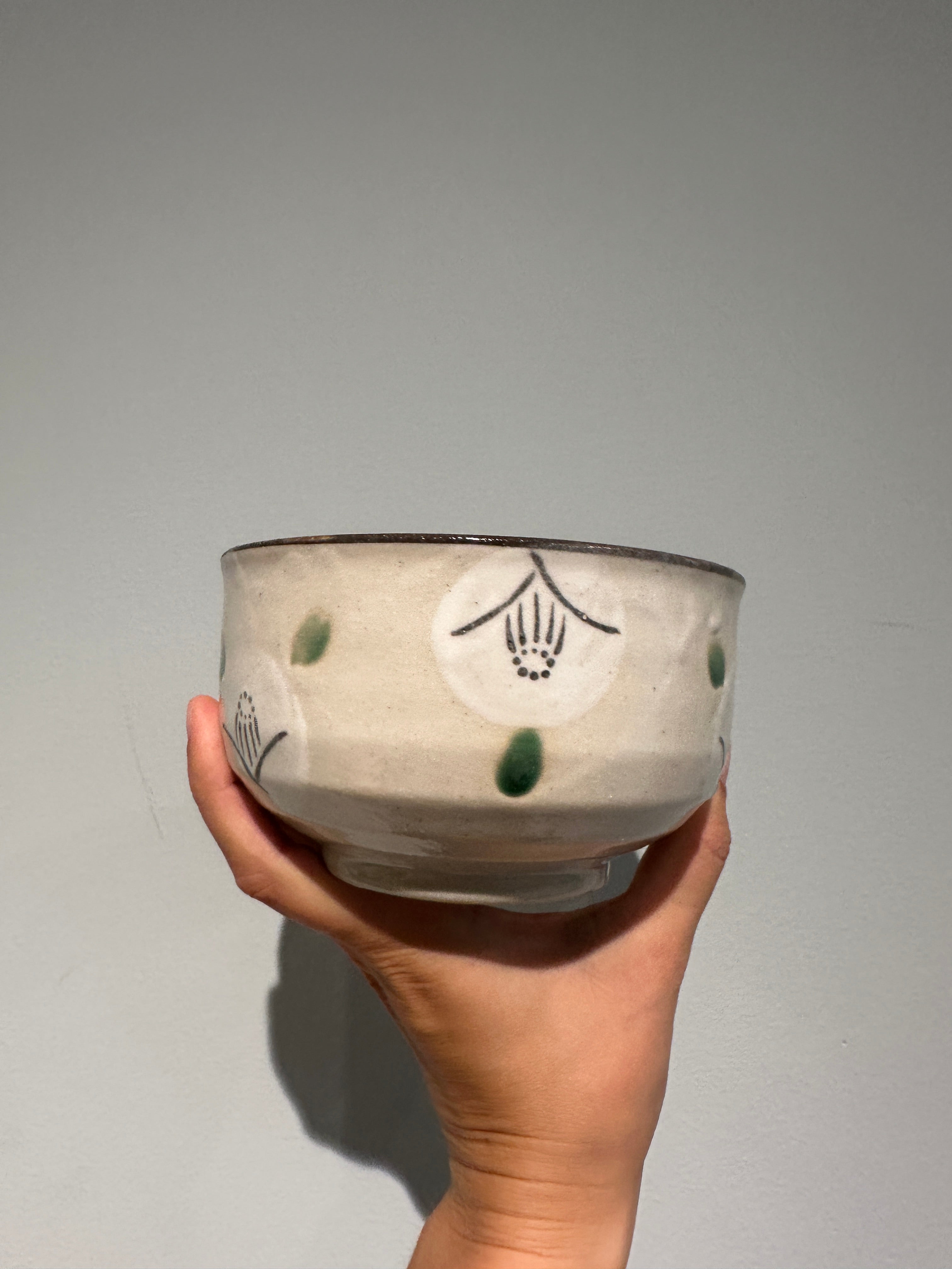 Matcha cup - Beige with white flowers and green dots