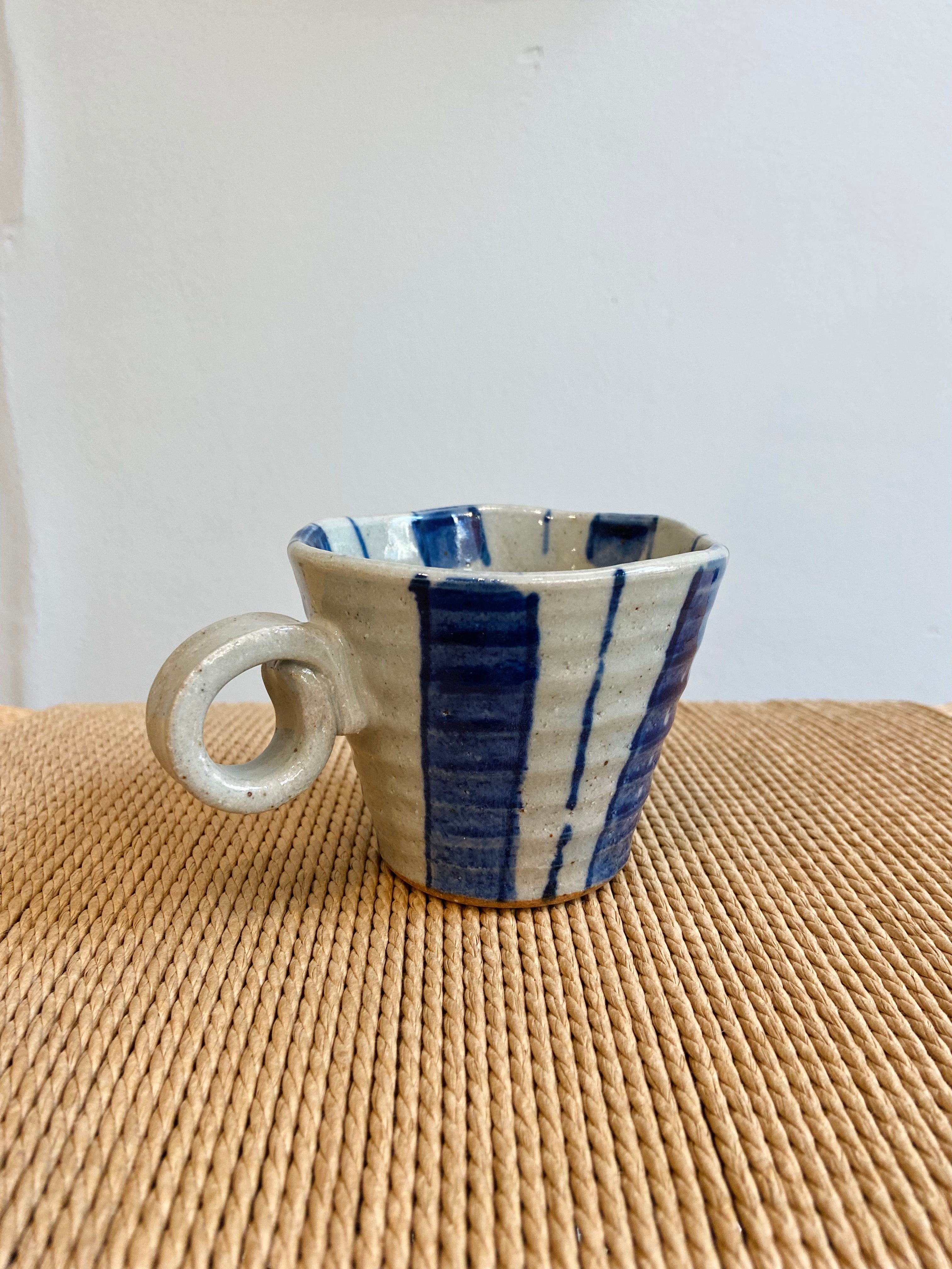 Ceramic cup with wide stripes and round handle